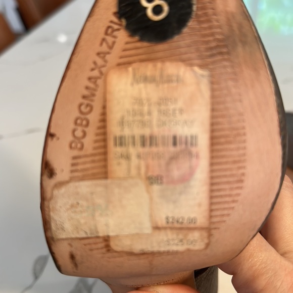 BCBGMAXAZRIA- impossible to pronounce, and to forget. Vero Cuoio Leather Heels - Picture 9 of 9